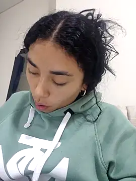 Webcam Model (AmberGold-)  is live.Free join now!