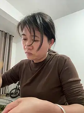 daaqnn (F milf) - 进直播间达到100币就私送胸部照片。达到三百就送阴部照，达到600就送喷水视频