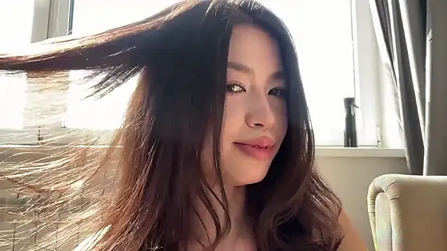 yourlittlesunris... Live Webcam on Stripchat