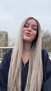 kikiwatson (F young) - Show boobs in public ❤️‍🔥