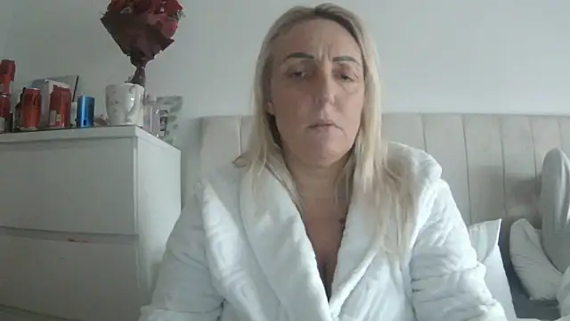 theblondecocklover (F milf) - Lick pussy juice off fingers