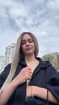 kikiwatson (F young) - Show boobs in public ❤️‍🔥