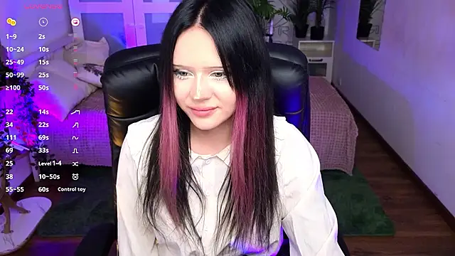 kittenlolla (F teen) - show what's under your skirt