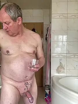 stripperonstage69 (M grandpa) - Abspritzen  ins Glas