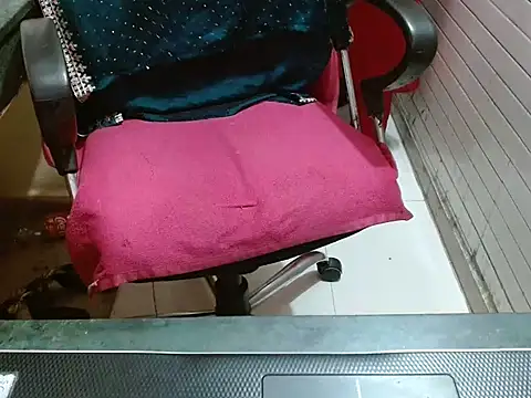 LovingPihu live sex cam