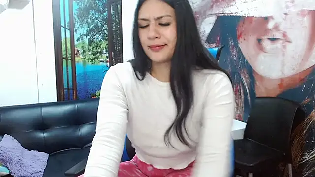 gigi_gilt_ (F young) - show pussy