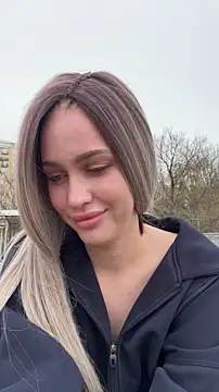 kikiwatson (F young) - Flash hard nipples in public