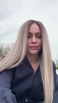 kikiwatson (F young) - Show naked ass in public