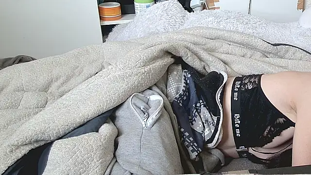 CeriseLapine live sex cam