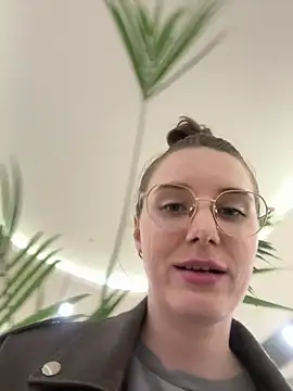 freyja_44 (F young) - Spit on tits and play