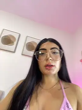 Webcam Model (Mia_222)  is live.Free join now!