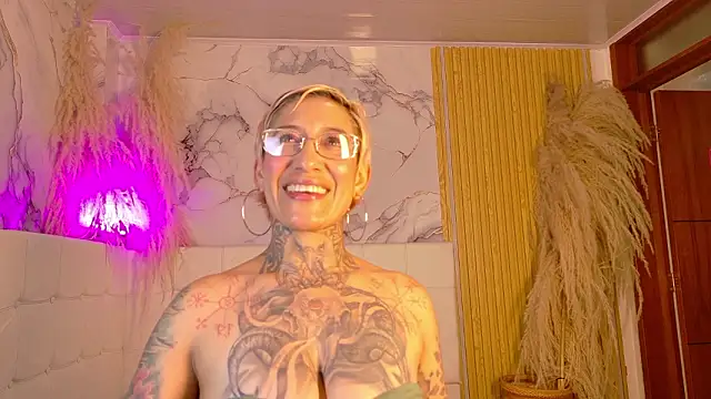 everlyn_sexx (F milf) - suck dildo