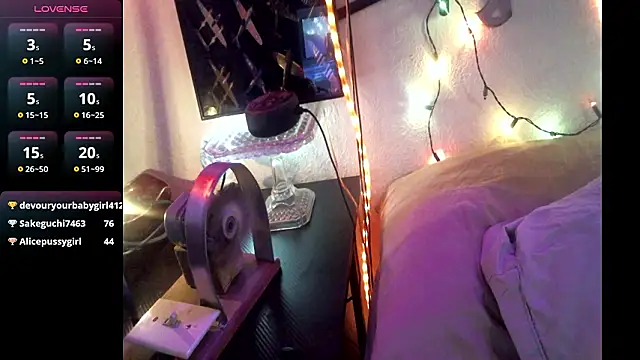 Pussyeat2please webcam