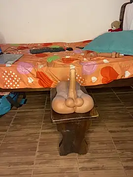 Webcam Model (TheSexyLaura)  is live.Free join now!