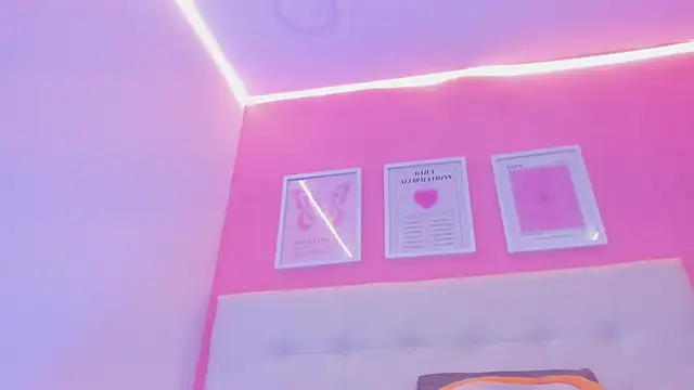 Willow_Wright webcam