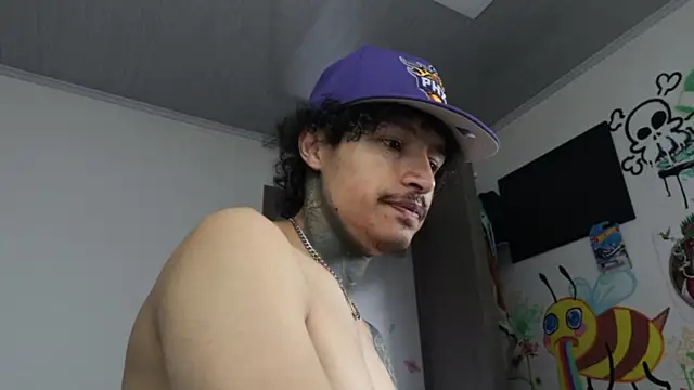 trieone live sex cam