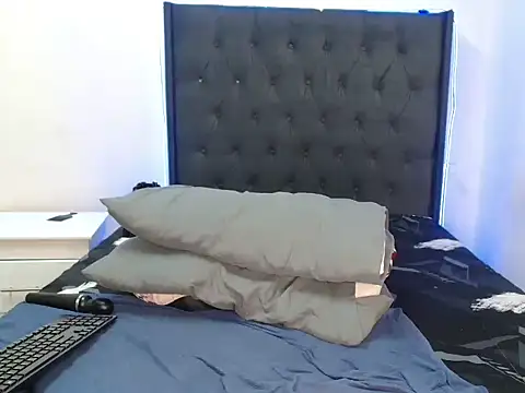 Webcam Model (Sex_bomb30)  is live.Free join now!