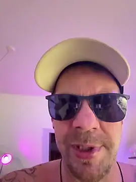 stefhart (Ask my age) - My first live here