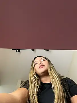 Webcam Model (lunablossom_)  is live.Free join now!