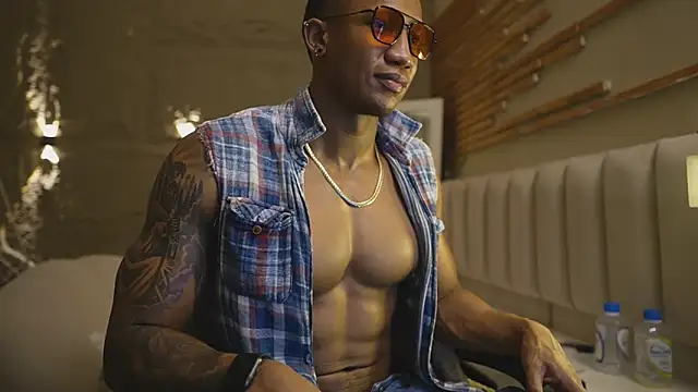 Logan_Varela Live Webcam on Stripchat