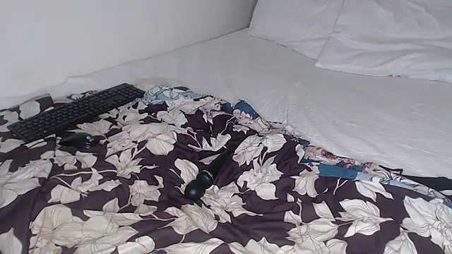 bella_2025 - Bella_2025's free webcam