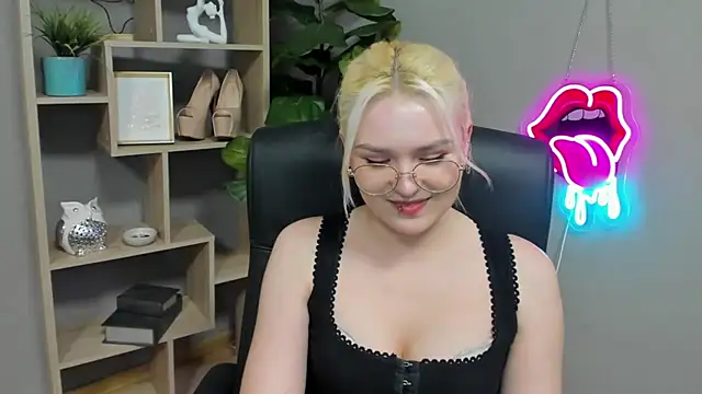 sweetlilyxo - SweetLilyxo's free webcam