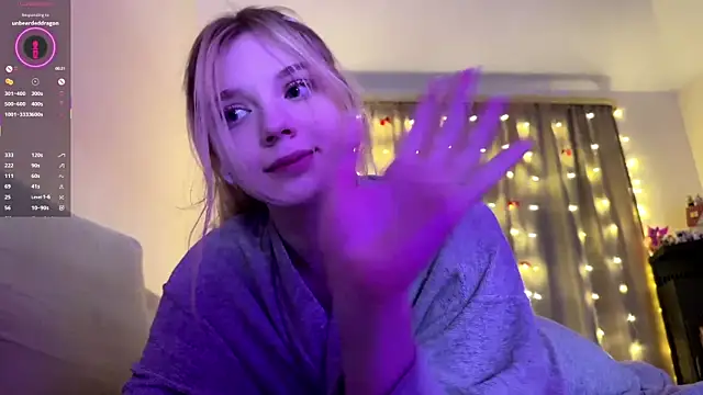 fruityxo (F teen) - fingering my pussy close to cam