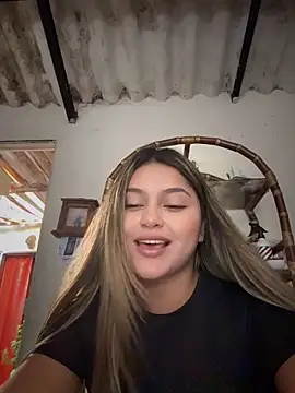 Webcam Model (lunablossom_)  is live.Free join now!