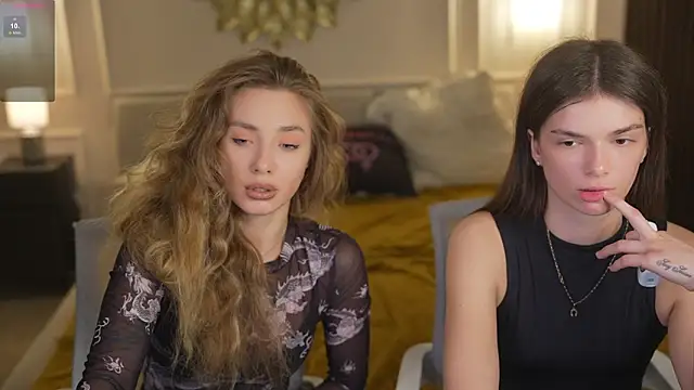 kisasolo (Ask my age) - show naked ass