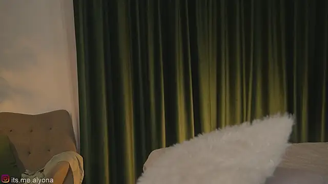 Alyonaqueen_ live sex cam