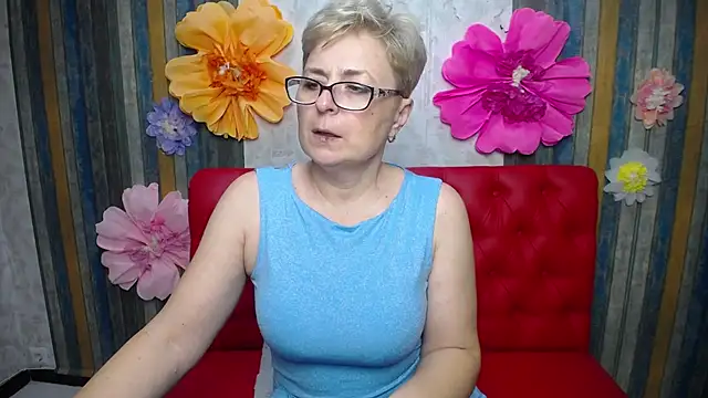 emiliagree (F mature) - tease with vibration, you'll get a react