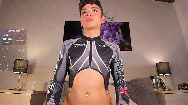 thommy_thompson (M twink) - naked and fingers in ass