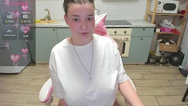 linaelasm (F young) - boobs on table