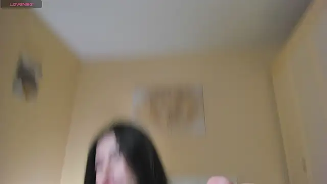 lisacolee (F teen) - pinch my nipples