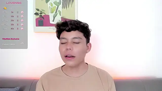 chico_medusa (M twink) - cum show on belly +swallow the cum