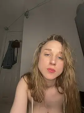 Webcam Model (bimboiiii)  is live.Free join now!