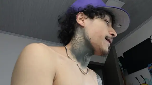 trieone live sex cam