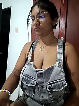 Webcam Model (Sofythom1)  is live.Free join now!