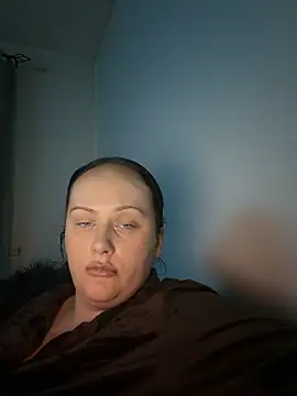 Webcam Model (CurvyQueen2023)  is live.Free join now!
