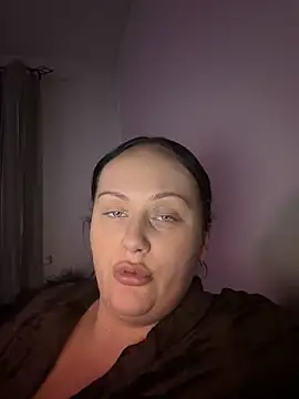 Webcam Model (CurvyQueen2023)  is live.Free join now!