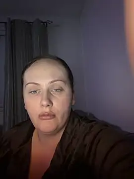 Webcam Model (CurvyQueen2023)  is live.Free join now!
