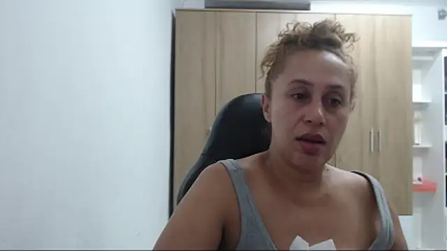 RoxanaLove9 webcam stripchat model stream image