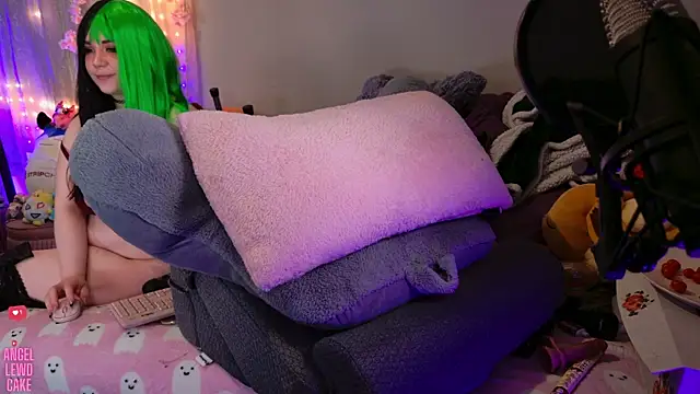 Angel-Lewd-Cake webcam