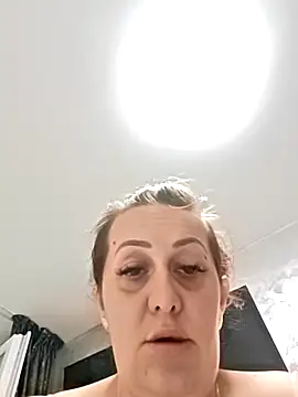 AvaSquirtMilf live sex cam