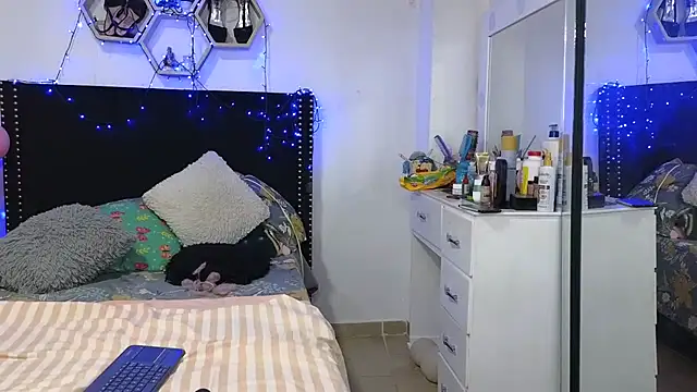 Live webcam of charlotte_077