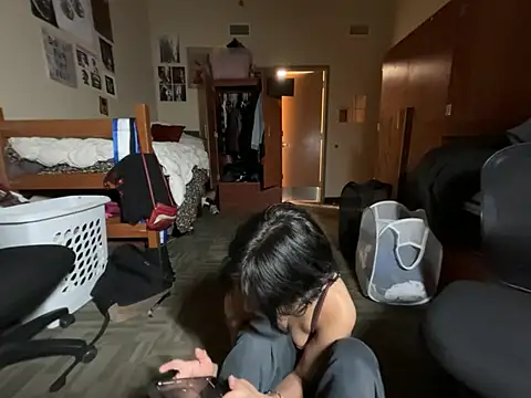 petitelatinateen Live Webcam on Stripchat