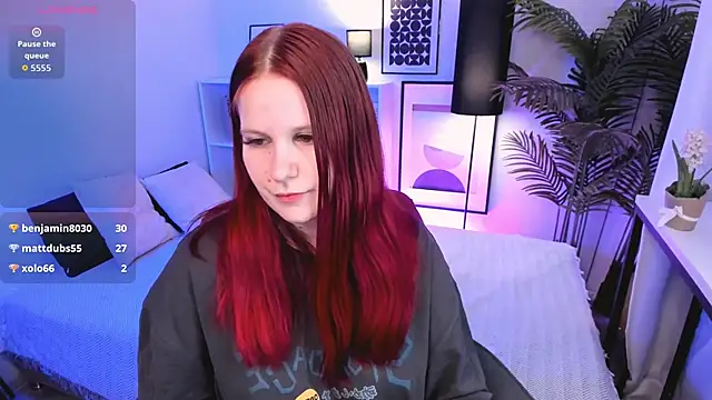 dorothydorr (F young) - Squeeze boobs in top