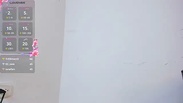 amira_gold (F teen) - show my ass in a thong, move it slow