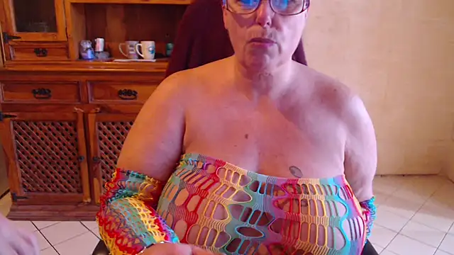 miss_lindah (F mature) - 🥰🥰OIL ON MY BOOBS 🥰🥰