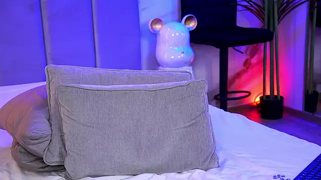 izabellle02 - Izabellle02's free webcam